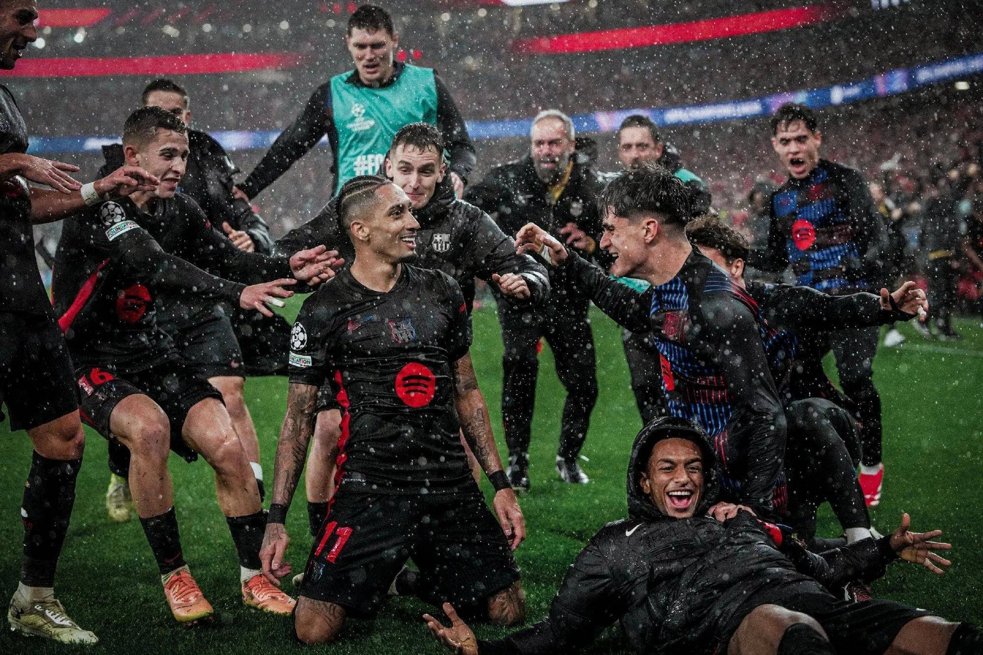 包含欧洲杯资格赛热血搏杀，球迷热情支持的词条