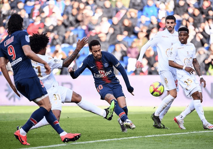 关于实力均衡比赛精彩，法甲联赛球场交锋激动人心的信息