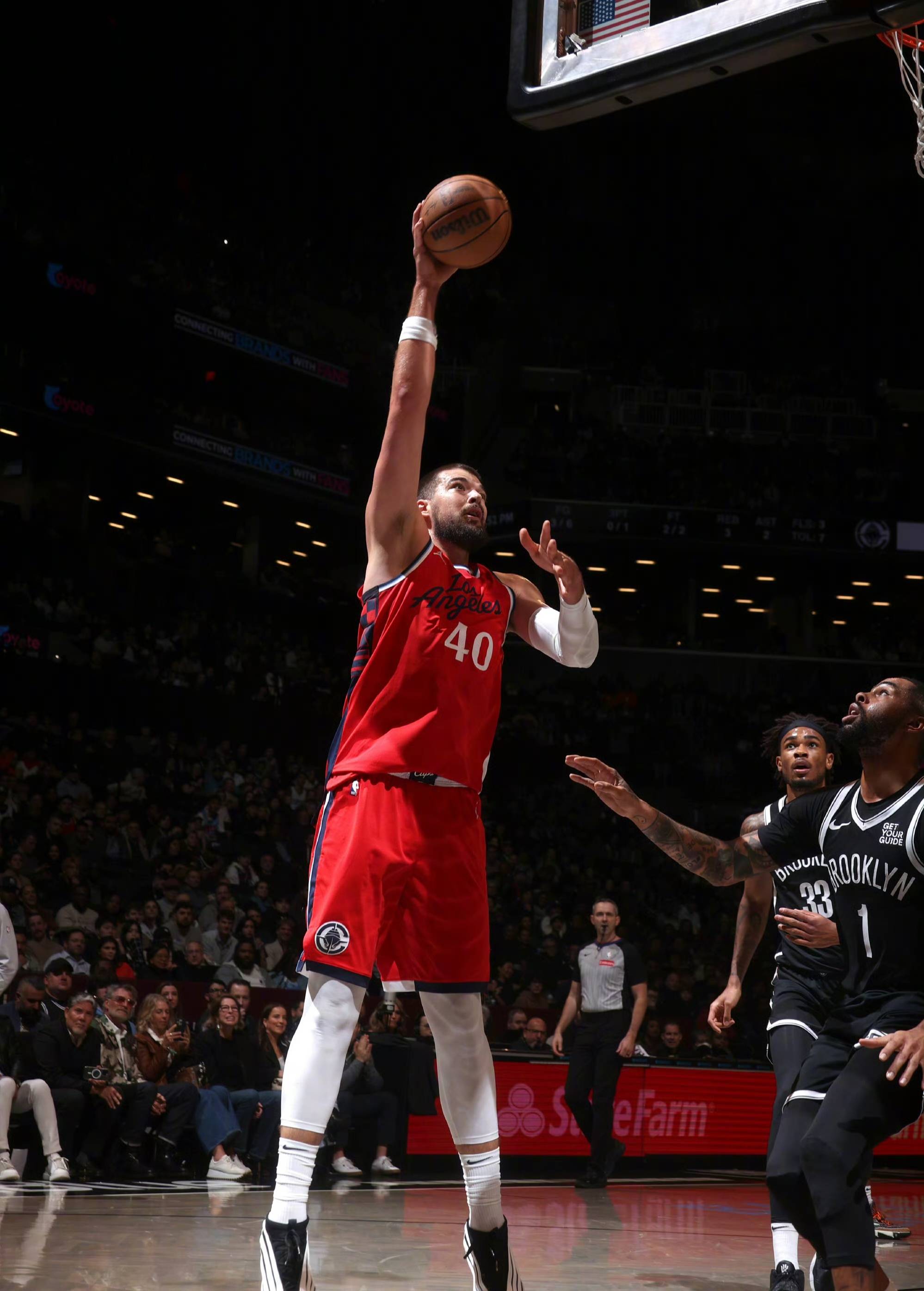 快船客场大胜雷霆，赢得胜利！的简单介绍