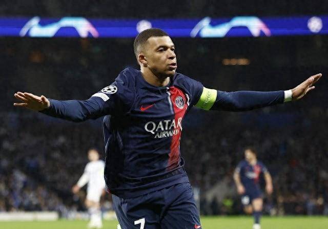 包含法国巨星领衔，巴黎圣日耳曼逆袭获胜的词条