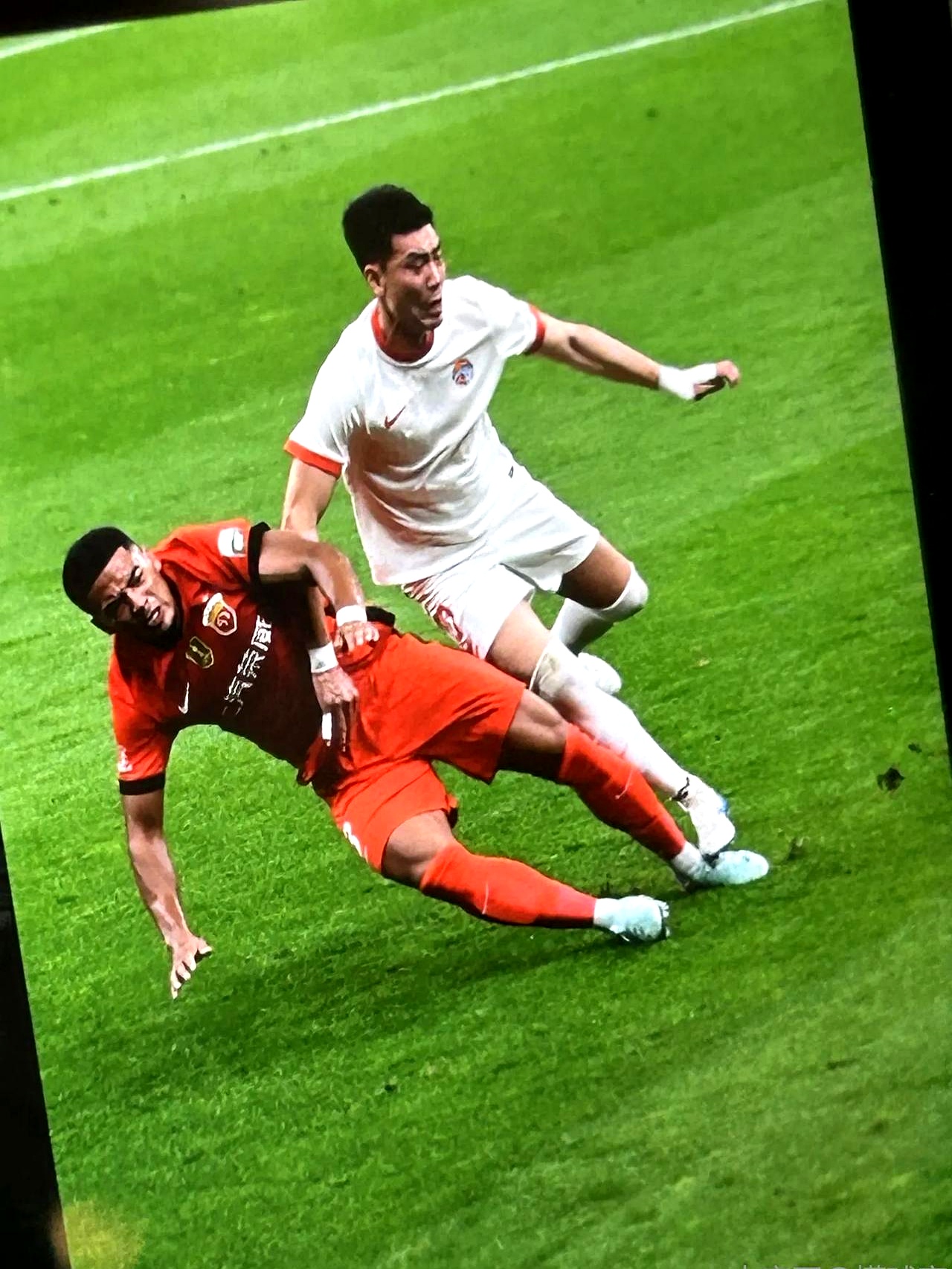 足球联赛上演一场关键对决,双方角逐激烈势均力敌的简单介绍 足球联赛上演一场关键对决,双方角逐激烈势均力敌的简单介绍