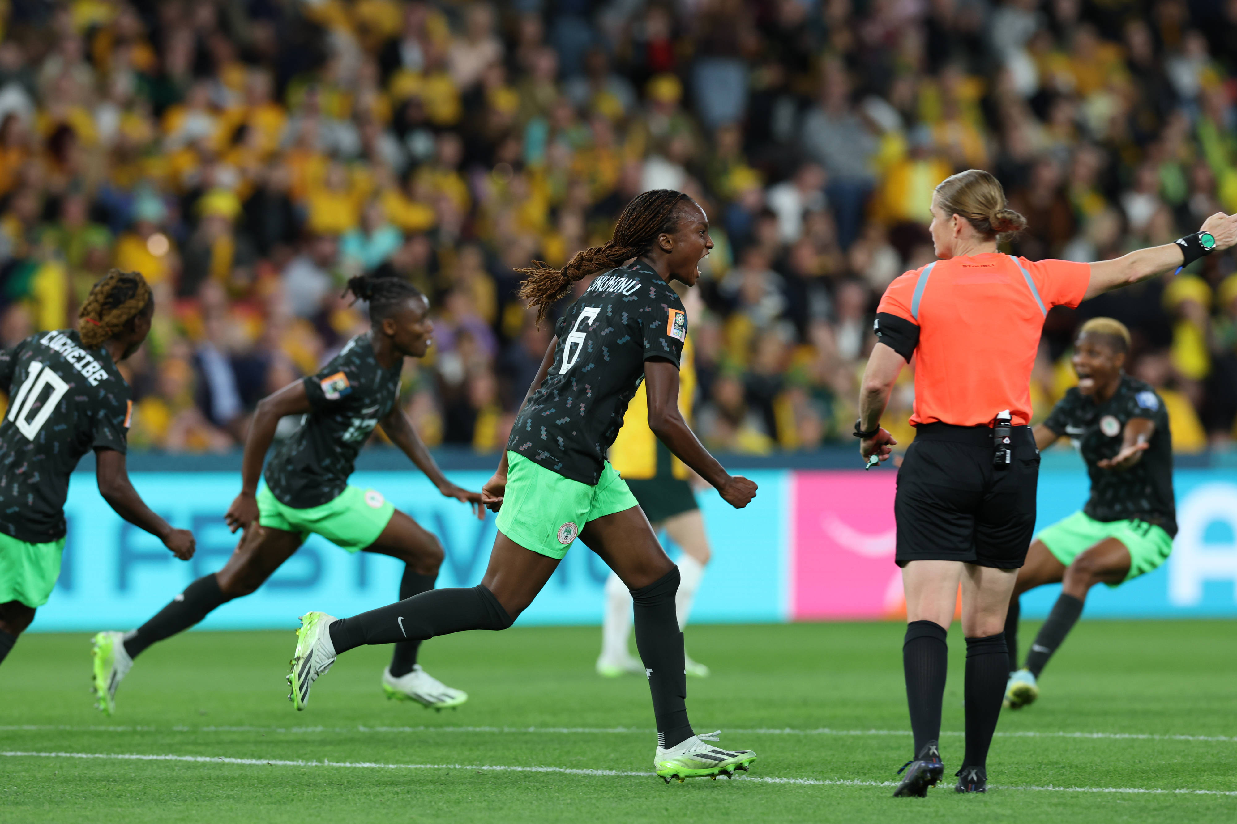 包含澳大利亚前锋在比赛中打出了生涩表现的词条