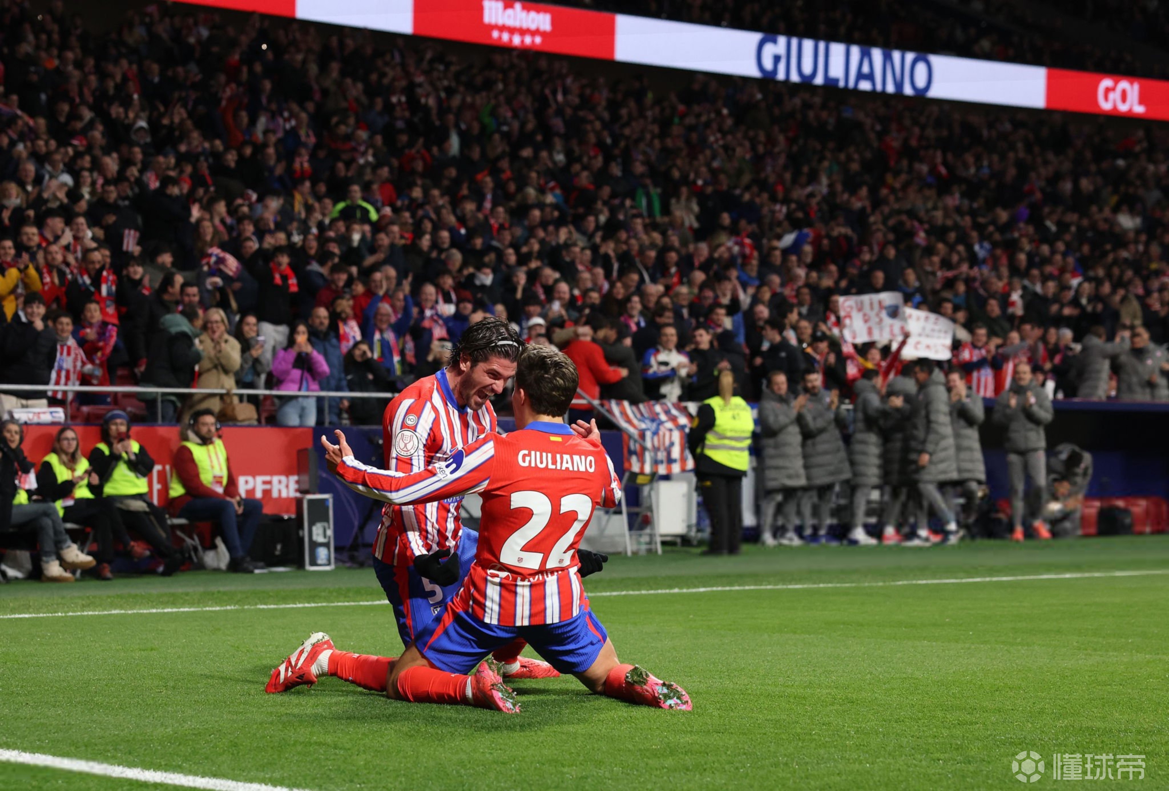 大胜足球赛：南非队取得历史性胜利