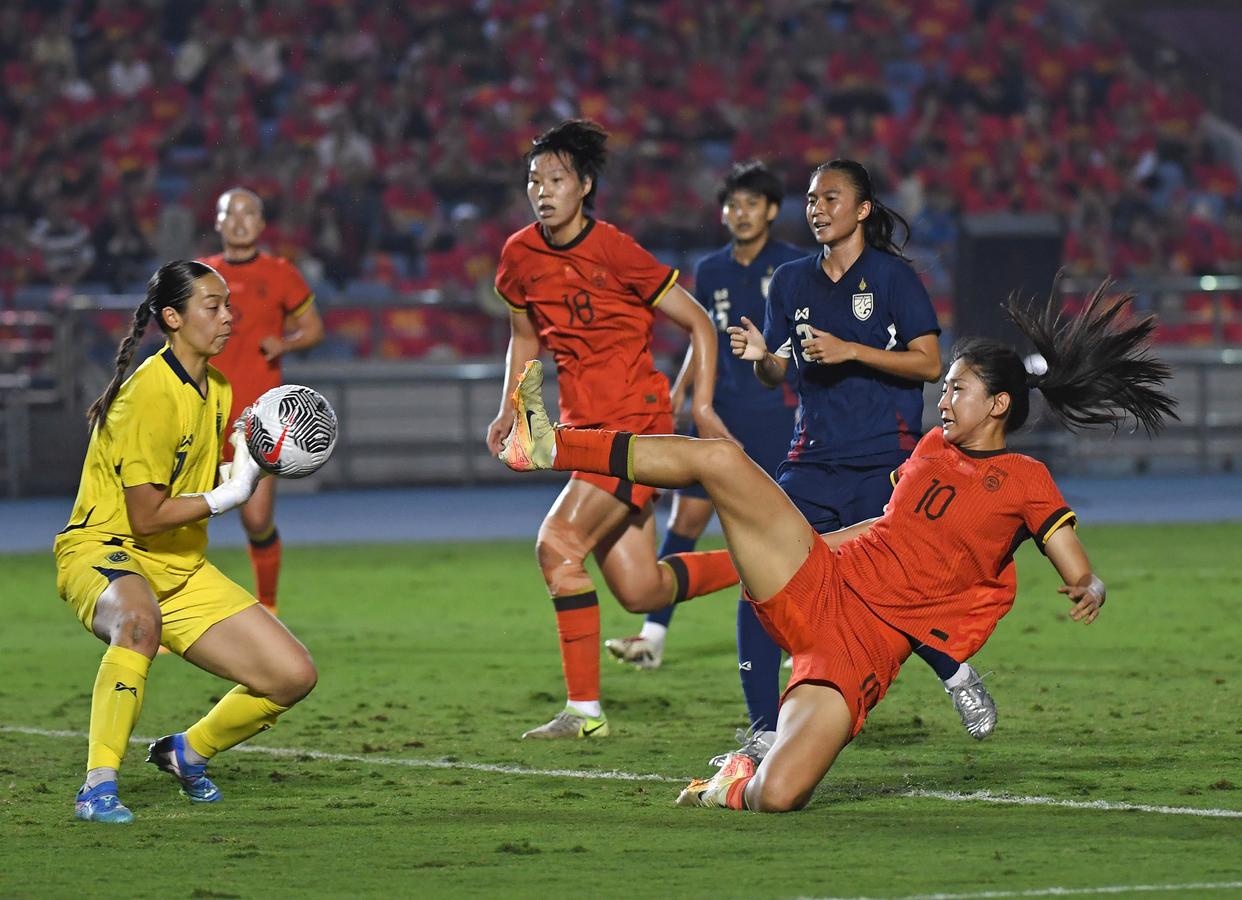 中国女足在比赛中展现出色发挥，获得成功