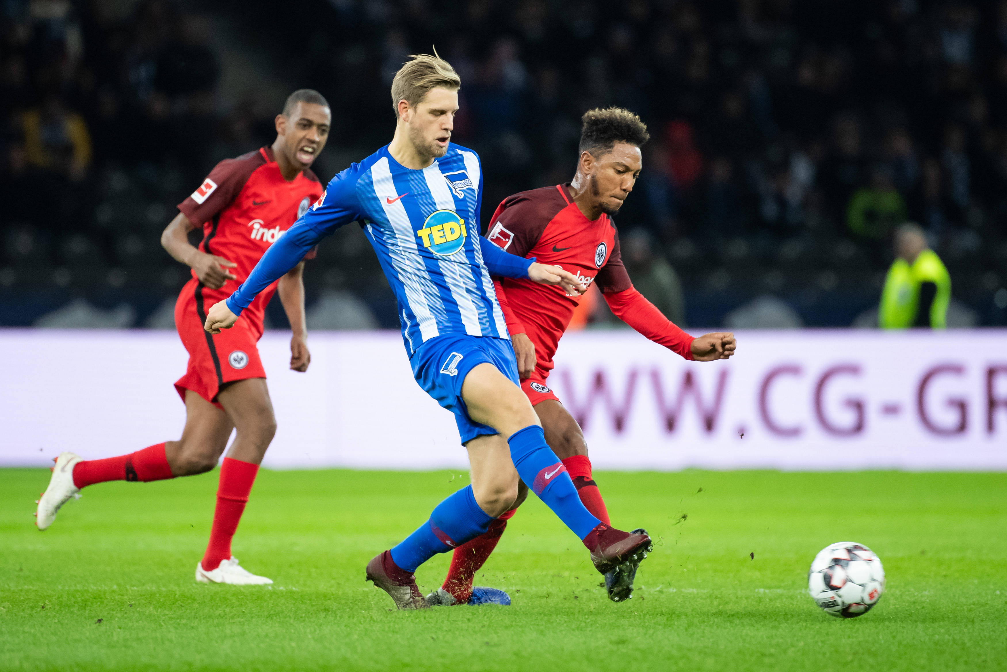 包含沙尔克队连续战胜对手，保持不败纪录的词条