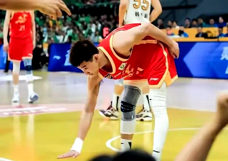 关于年轻球员表现抢眼，成为球队绝对核心的信息