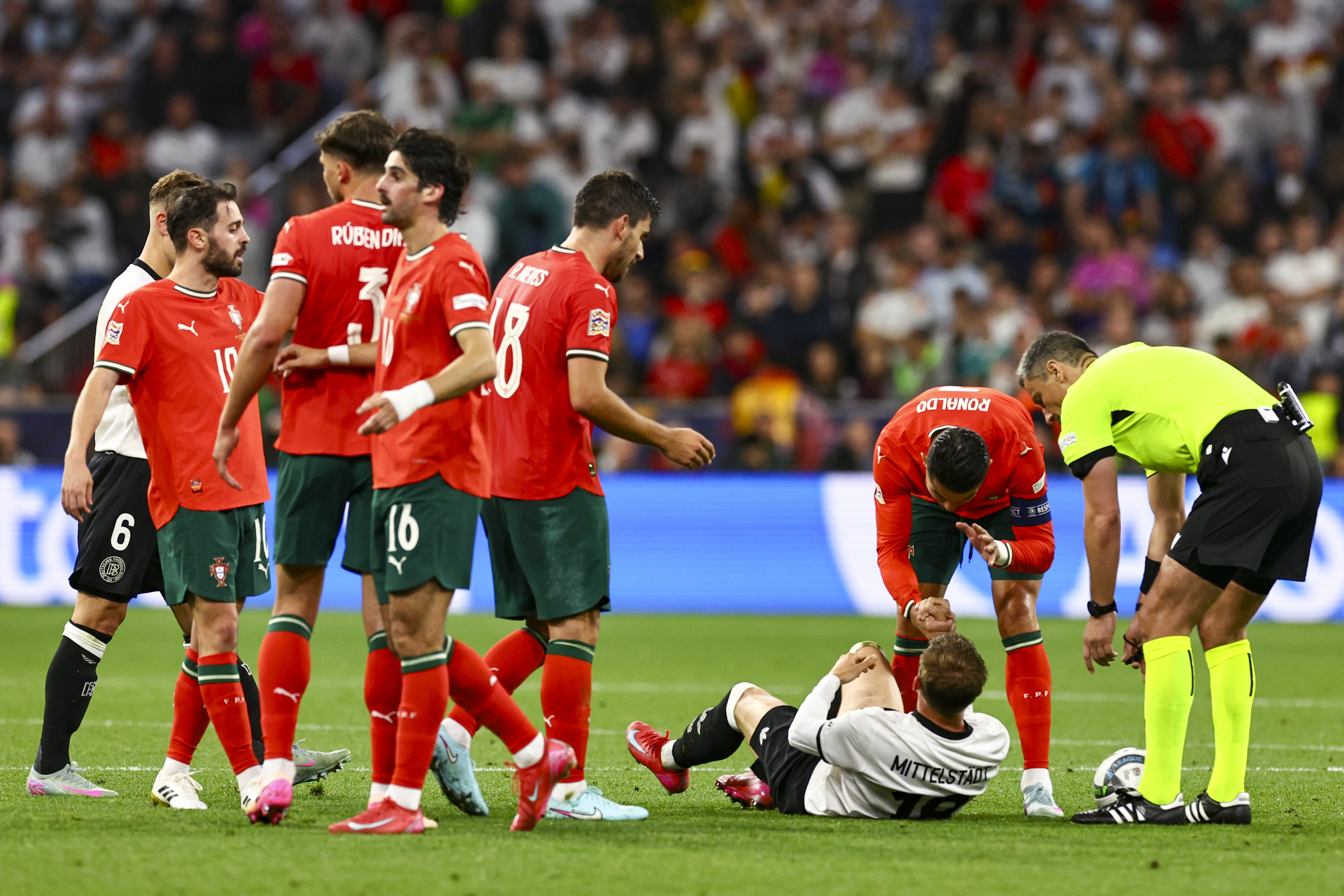 包含葡萄牙队士气高涨，豪取国际比赛连胜的词条