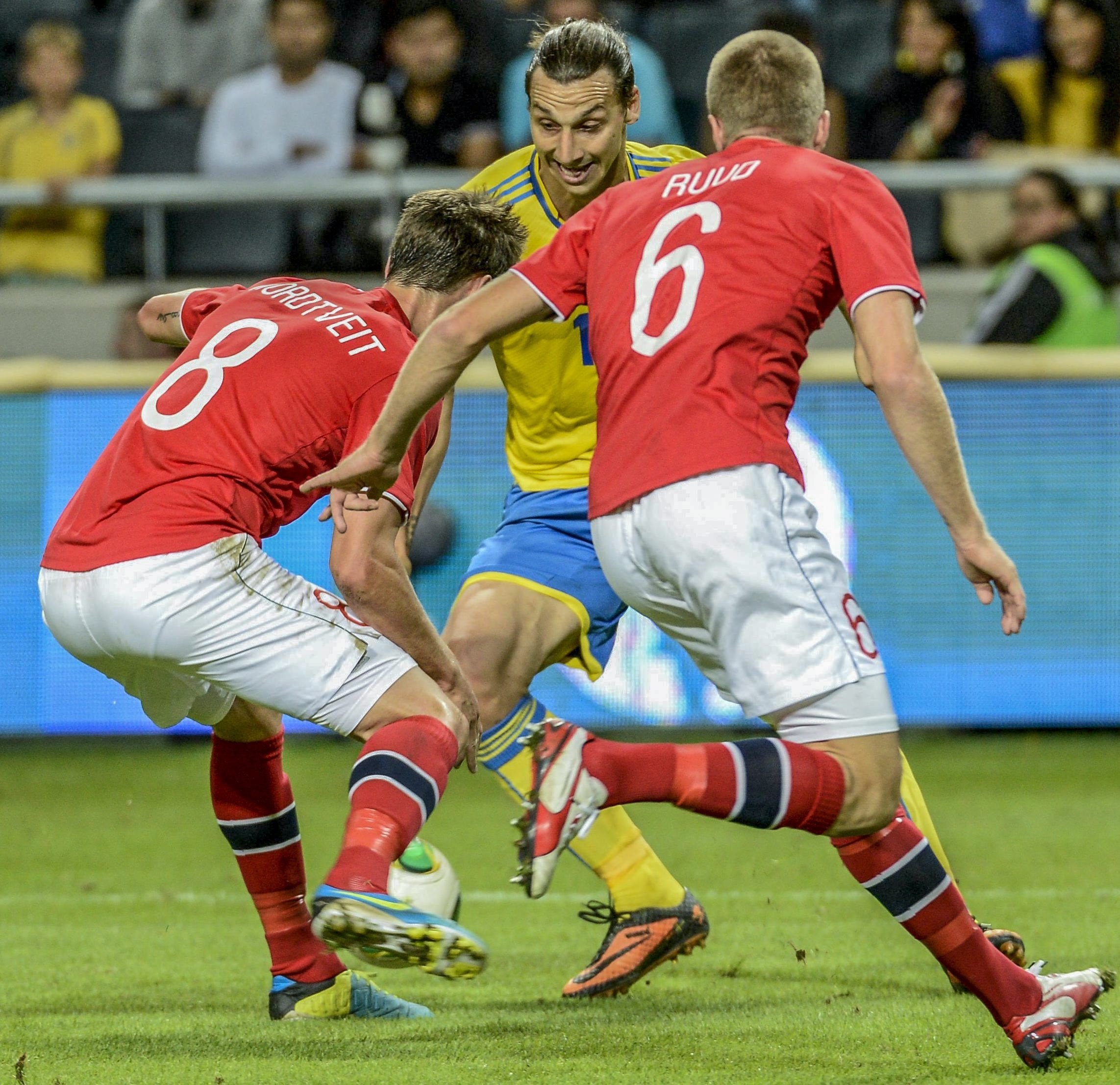 包含英国乒乓球队碾压瑞典乒乓球队，奥恰洛夫完成帽子戏法的词条