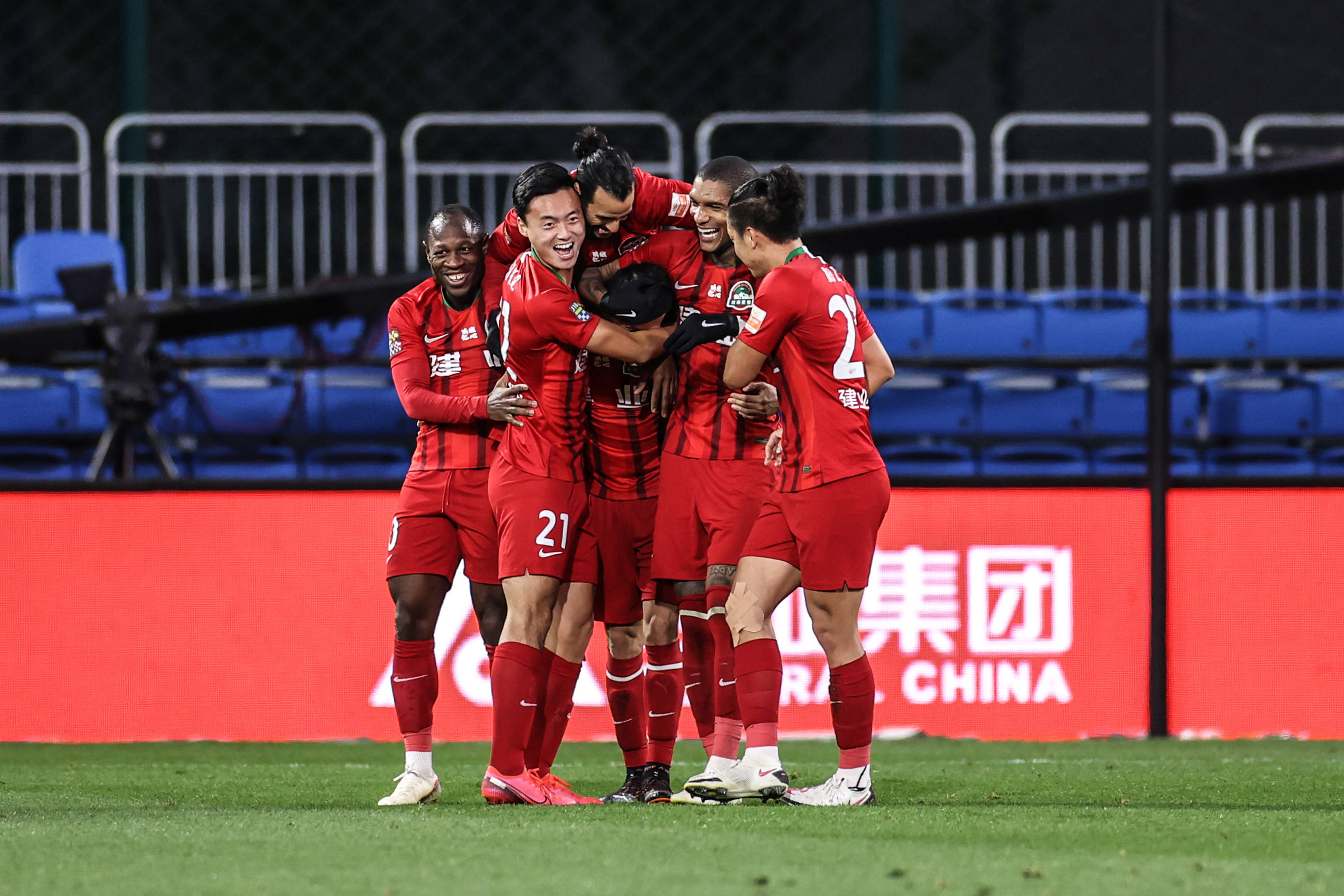 河南建业客场不敌广州富力，失去积分的简单介绍