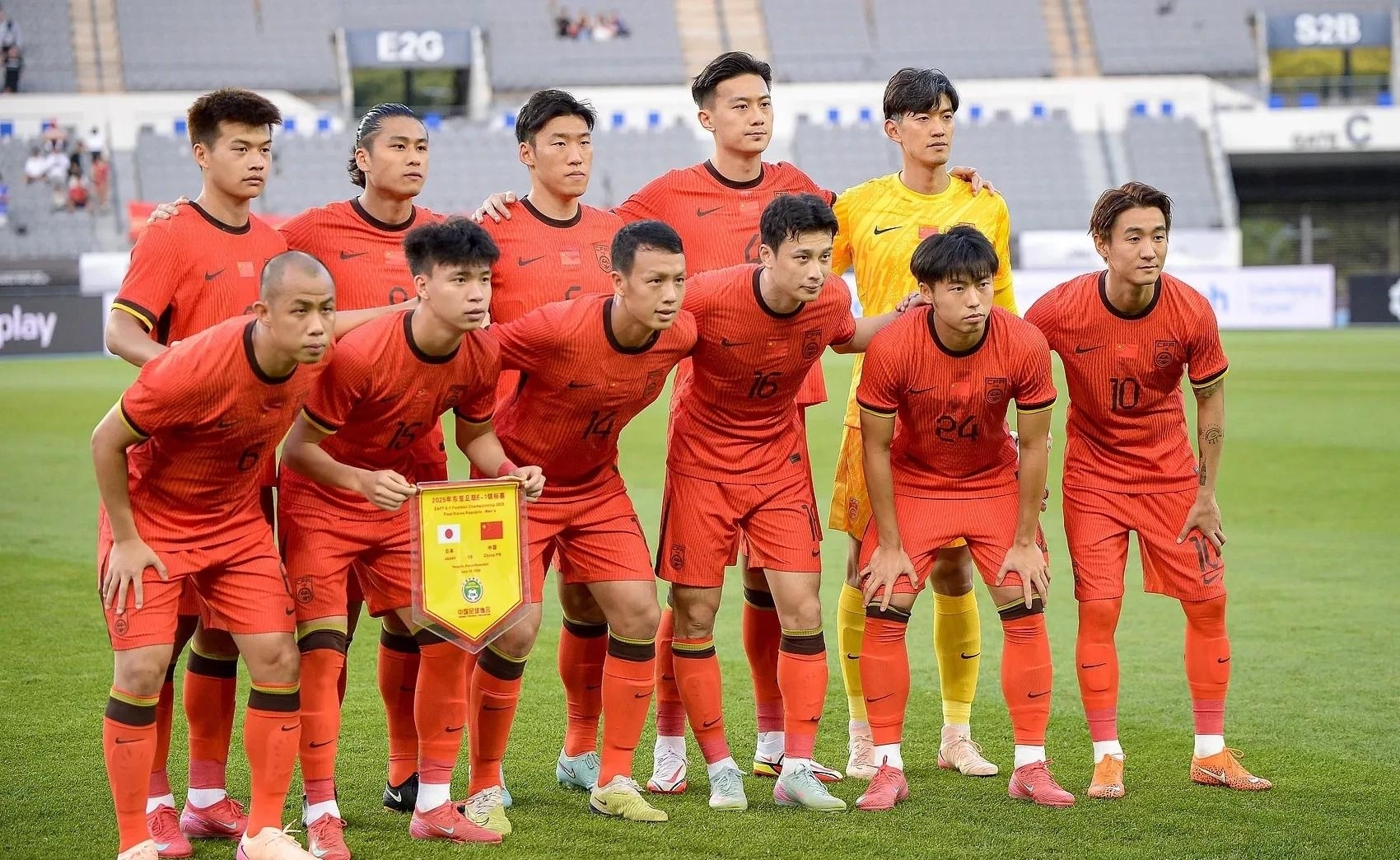 两支队伍在比赛中争夺胜利谁将夺得最后胜利