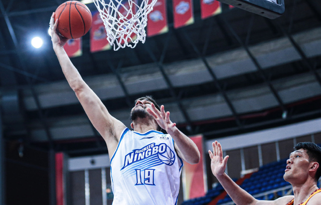 包含新疆主控临场发威，助球队拿下胜利的词条