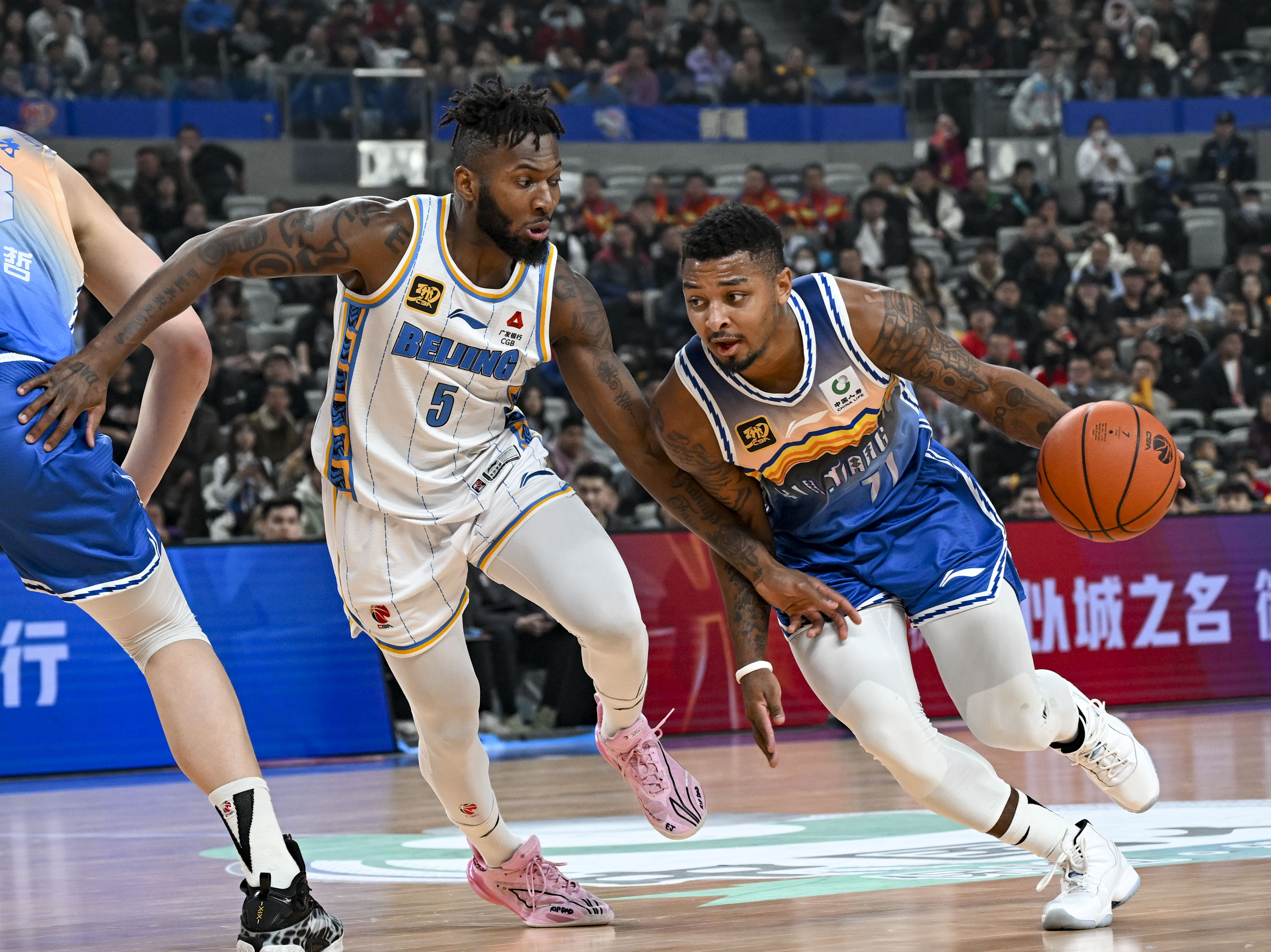 赛场经典对决，球员技艺展示大家眼前的简单介绍